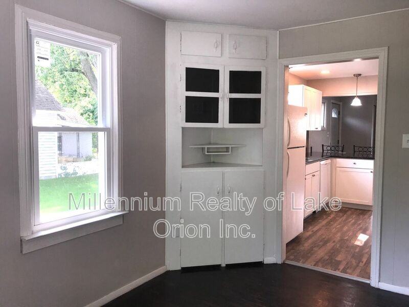 222 Franklin St - Photo 4 of 25