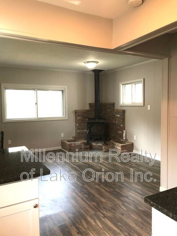 222 Franklin St - Photo 7 of 25