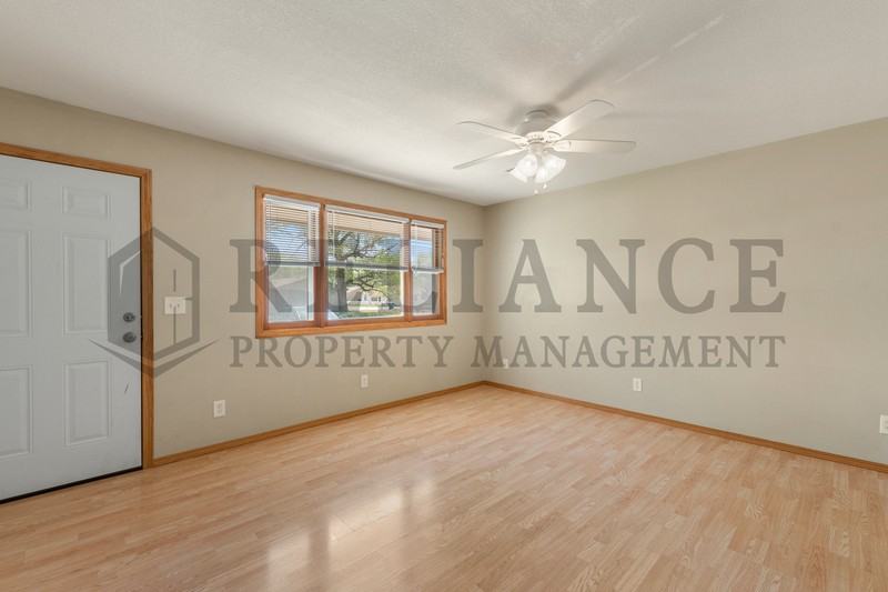 607 N Doris St - Photo 3 of 25