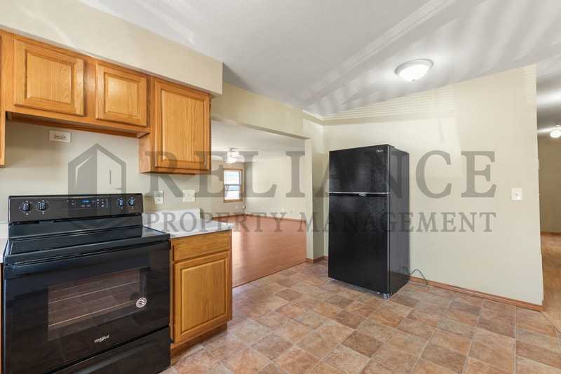 607 N Doris St - Photo 5 of 25