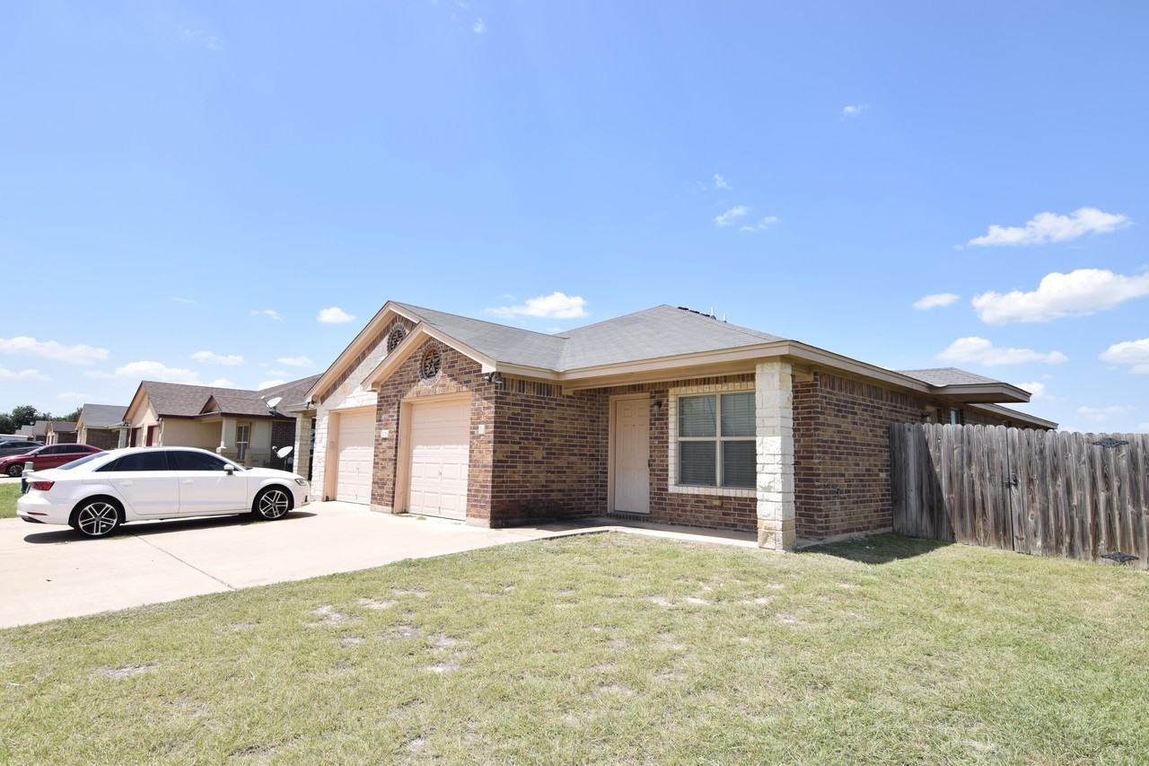 1209 Loyal Ln - Photo 3 of 18