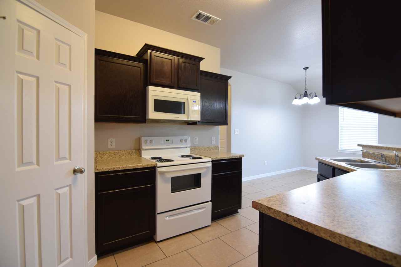 1209 Loyal Ln - Photo 5 of 18