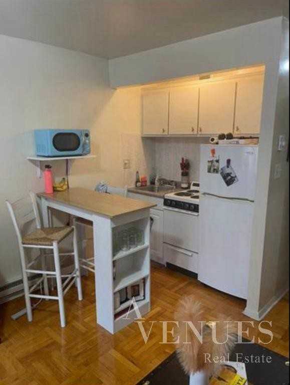 E 81st St #5D - Photo 3 of 4