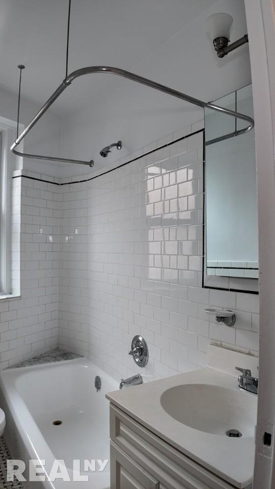 Jane St #3E - Photo 3 of 3