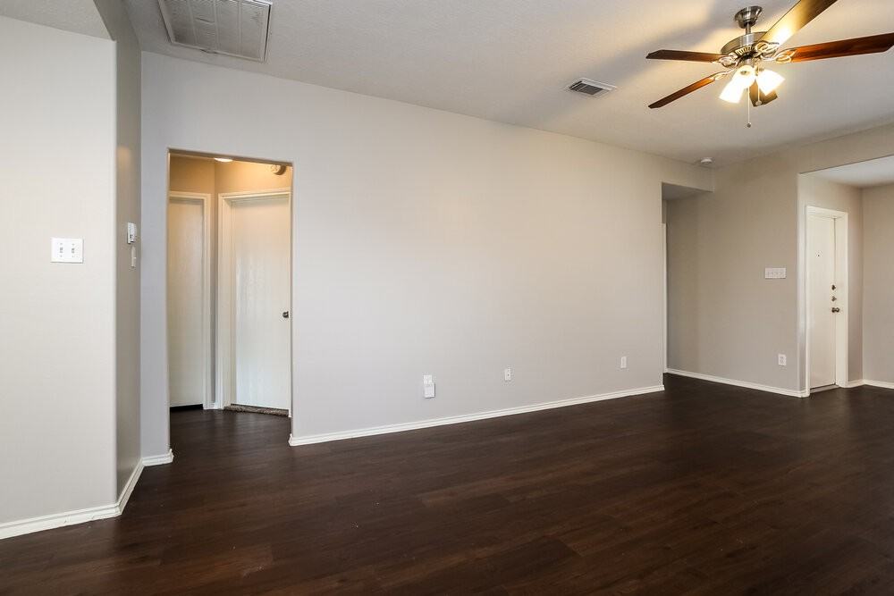 20106 Leafpark Ln - Photo 2 of 15