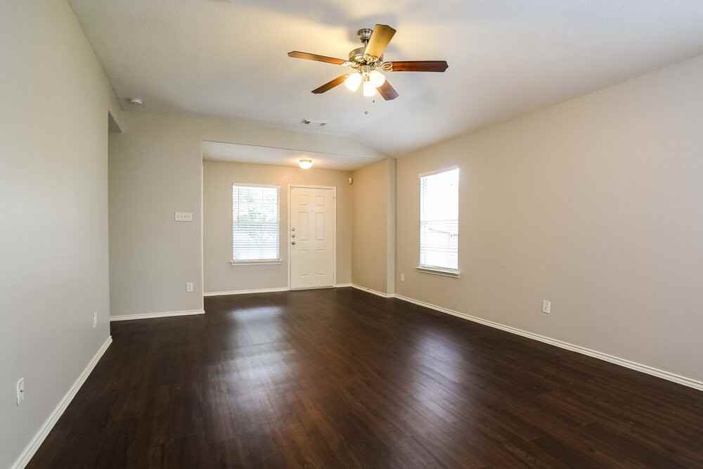 20106 Leafpark Ln - Photo 3 of 15