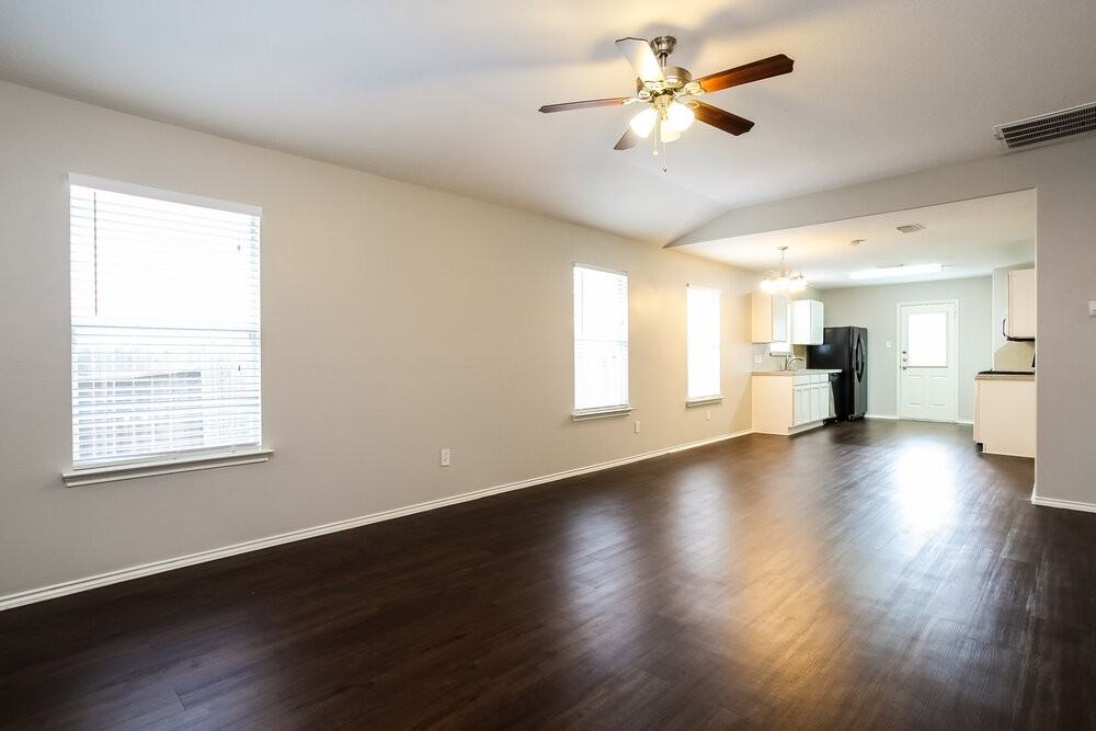 20106 Leafpark Ln - Photo 4 of 15