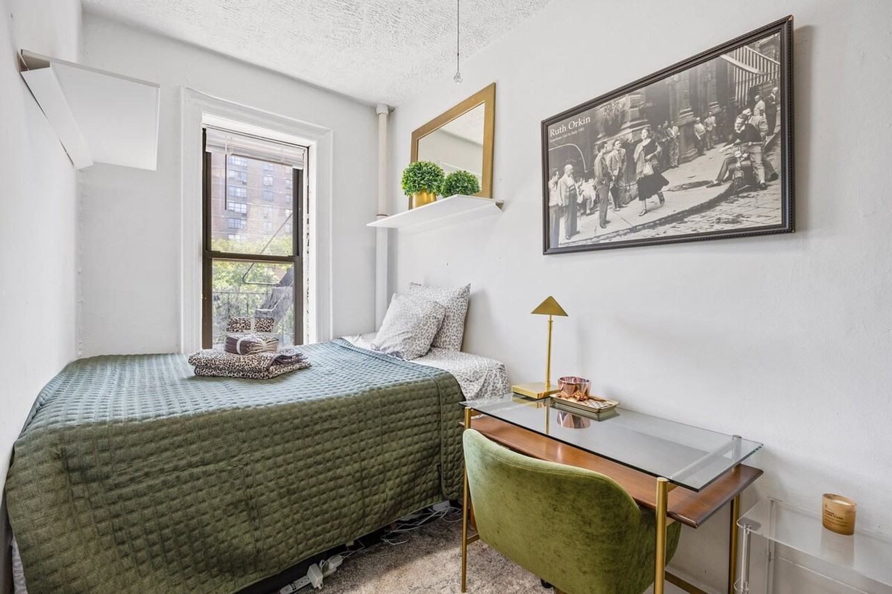 542 E 14th St #1261205P - Photo 4 of 24