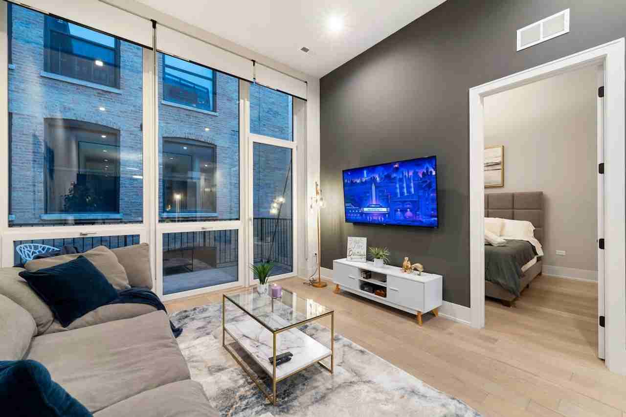 318 W Grand Ave #1244921P - Photo 7 of 33