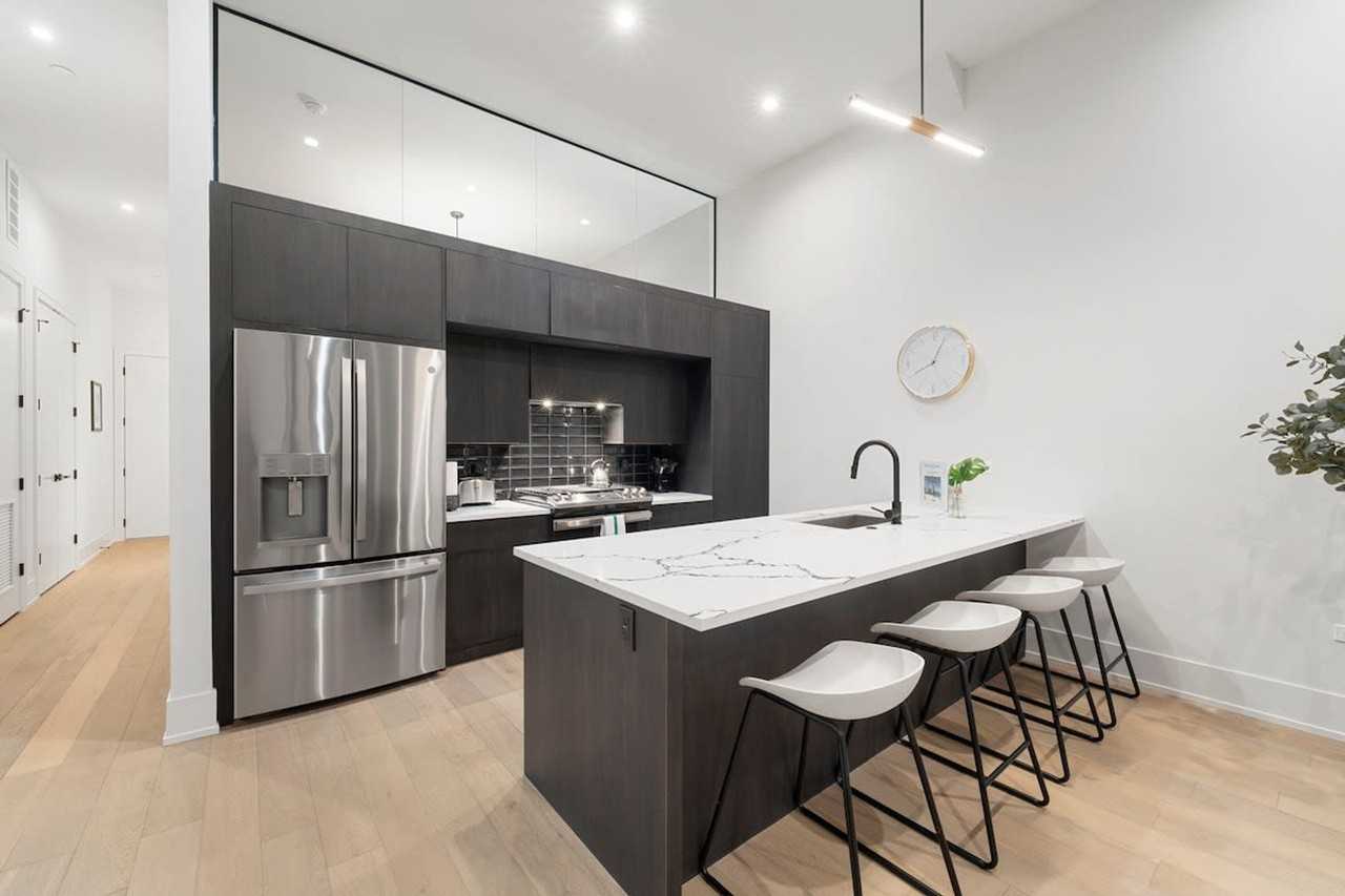 318 W Grand Ave #1244921P - Photo 4 of 33