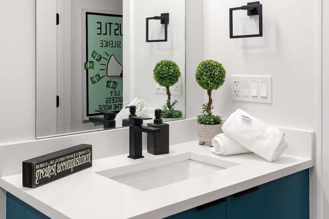 318 W Grand Ave #1244921P - Photo 5 of 33