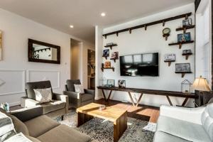 featured image of 706 North Racine Avenue