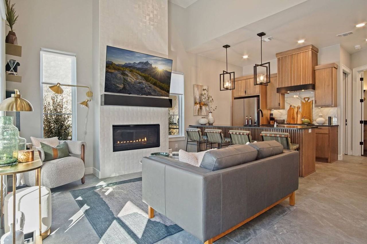 225 W 1st St #1259094P - Photo 3 of 50