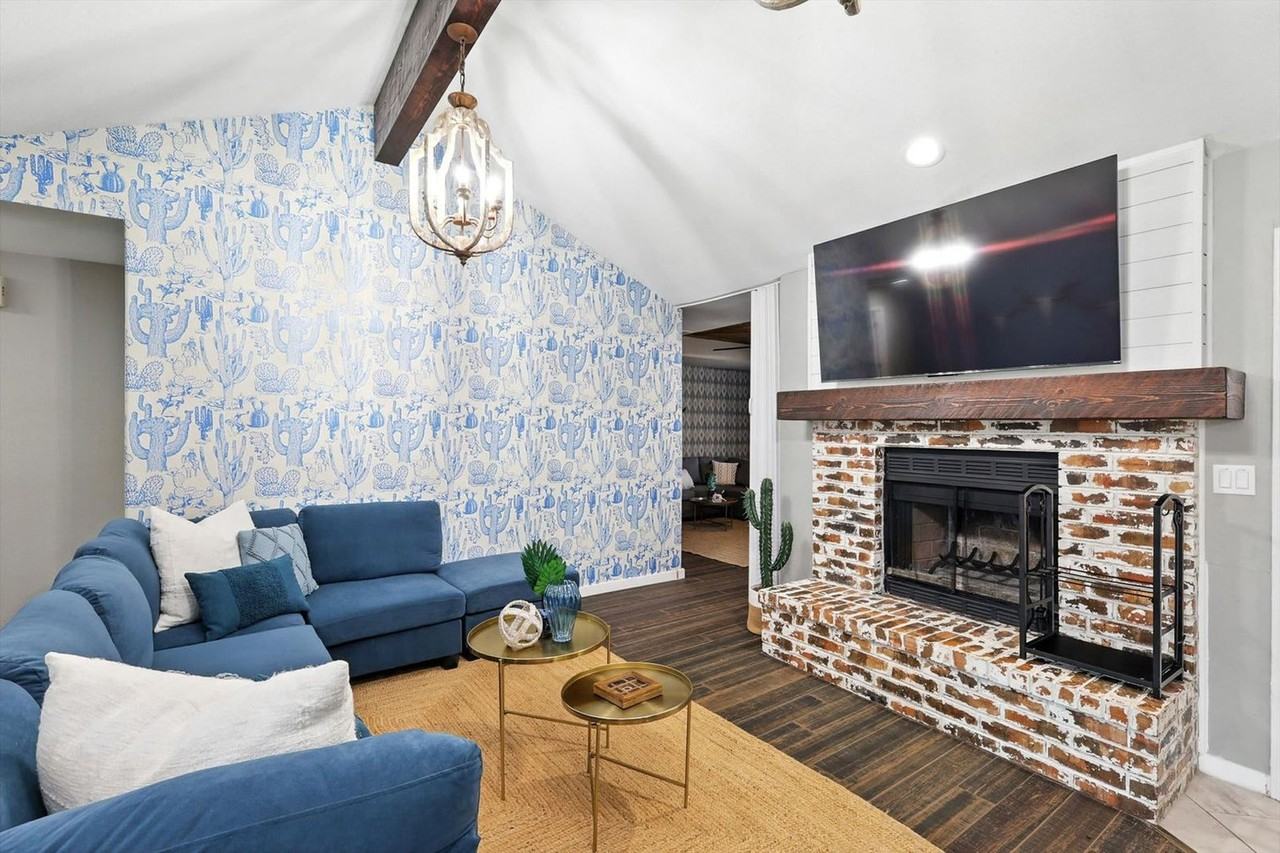 749 Western Trl #1262016P - Photo 5 of 50