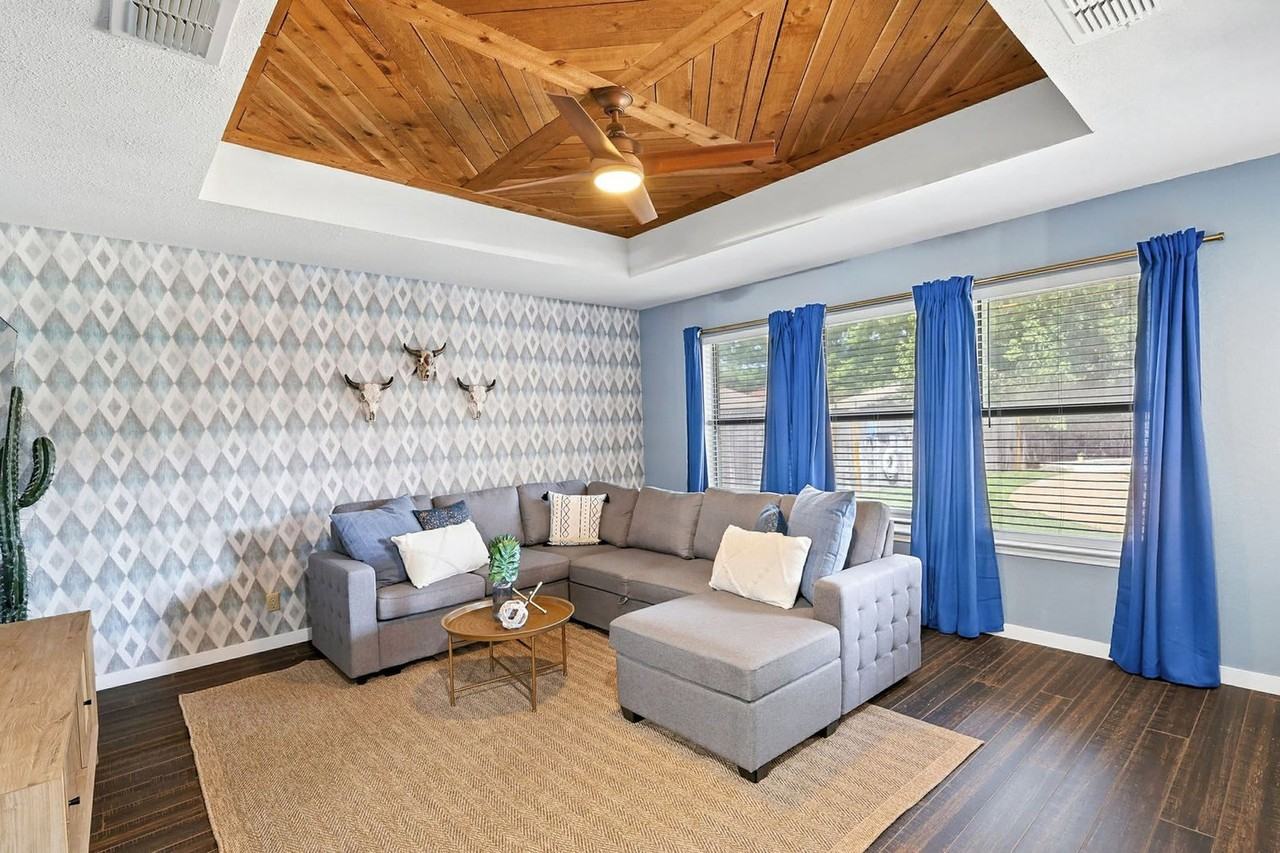 749 Western Trl #1262016P - Photo 6 of 50