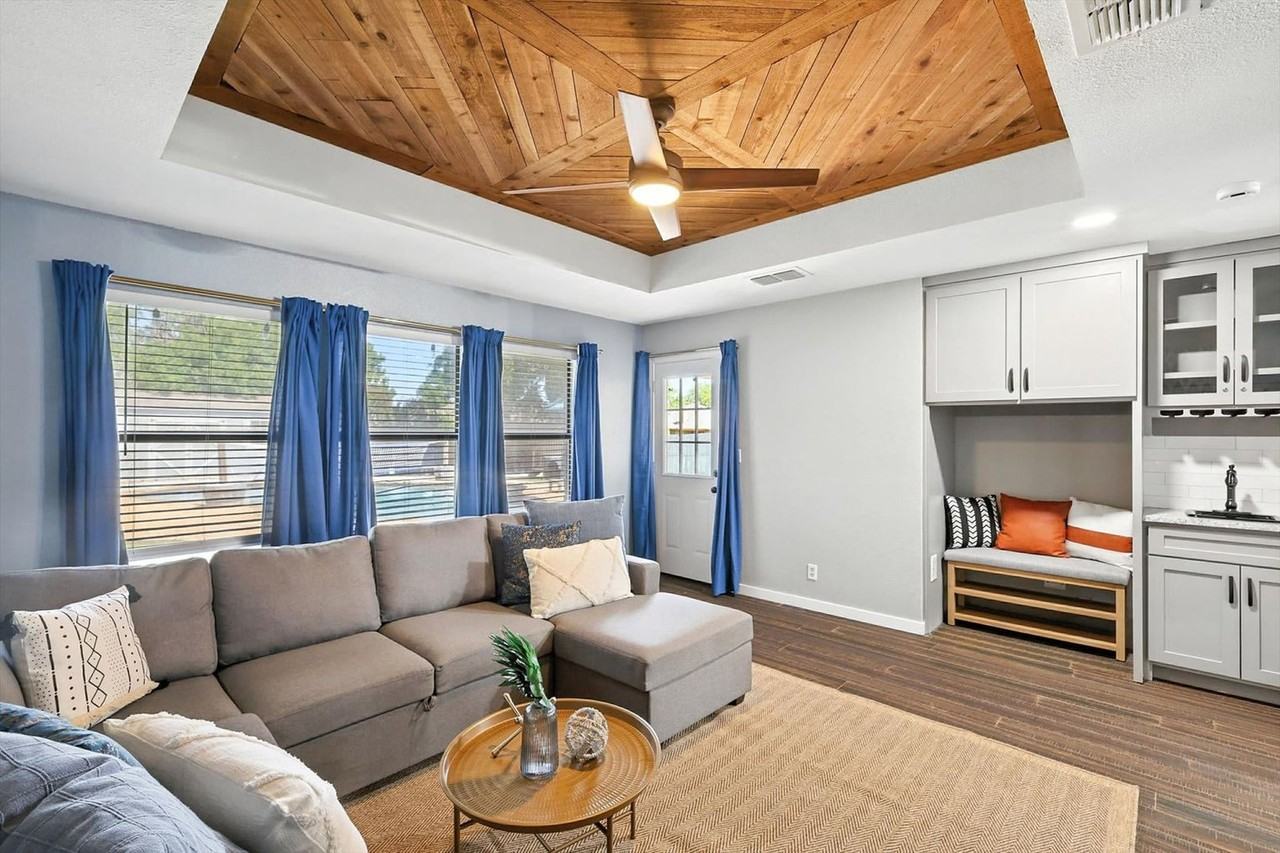 749 Western Trl #1262016P - Photo 7 of 50