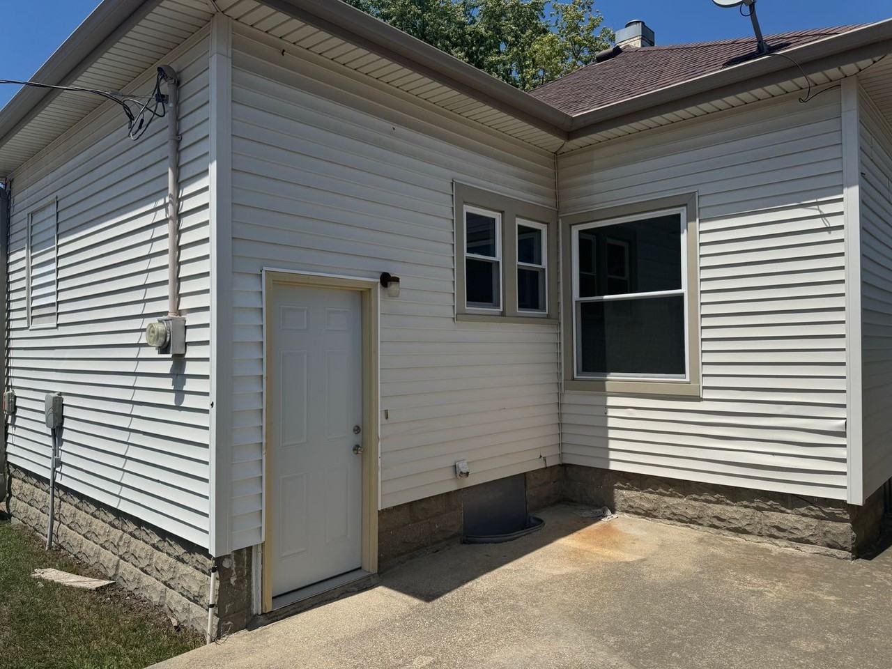 212 7th St - Photo 3 of 15