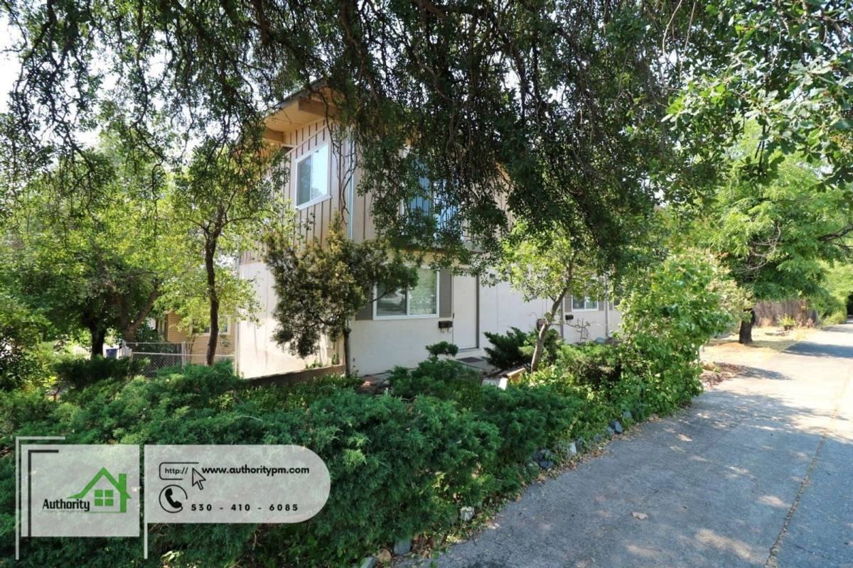 2201 Shasta St - Photo 3 of 10