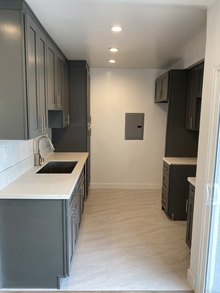 Rimpau Apartments - Photo 2 of 12