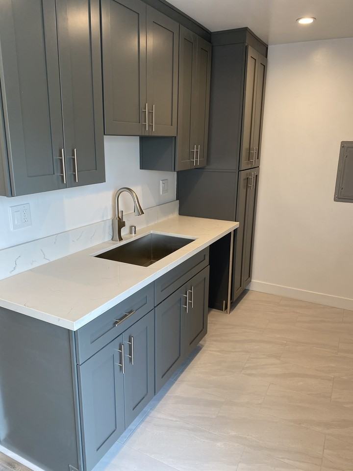 Rimpau Apartments - Photo 3 of 12