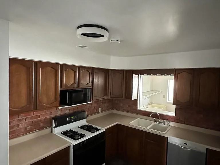 2102 W Minnezona Ave #A - Photo 5 of 10