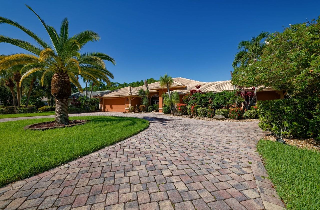 1180 Sw Mirror Lake Cv - Photo 2 of 34