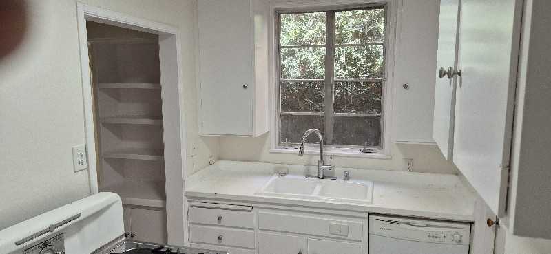 1438 N Laurel Ave - Photo 2 of 12