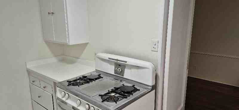 1438 N Laurel Ave - Photo 3 of 12