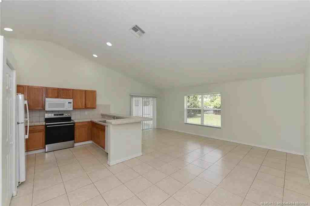 1125 Sw Estaugh Ave #NA - Photo 2 of 5