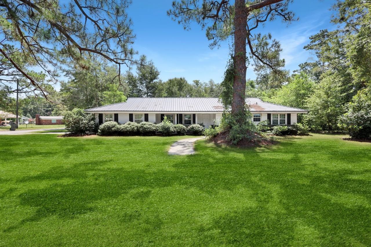 301 Carlton Dr - Photo 2 of 14