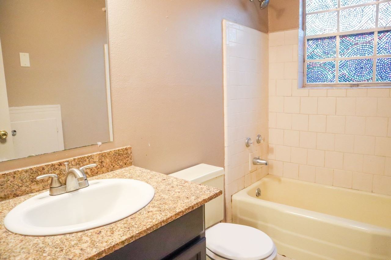 St Rose Place One Bedroom/One Bath Unit - Photo 4 of 7