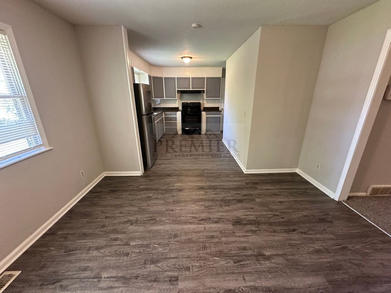 11808 Smalley Ave - Photo 5 of 16
