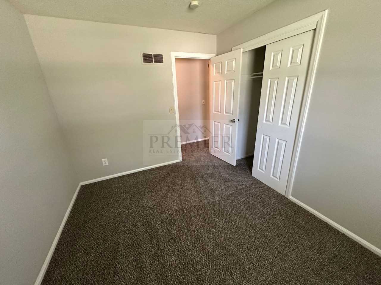 11808 Smalley Ave - Photo 7 of 16