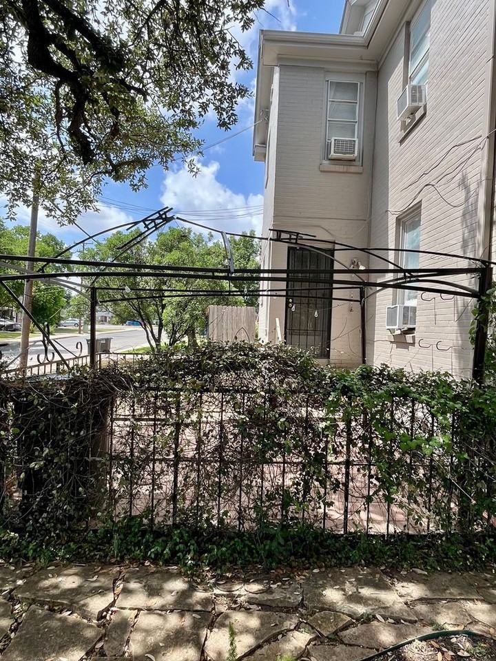 424 East Ashby Place - Photo 3 of 22