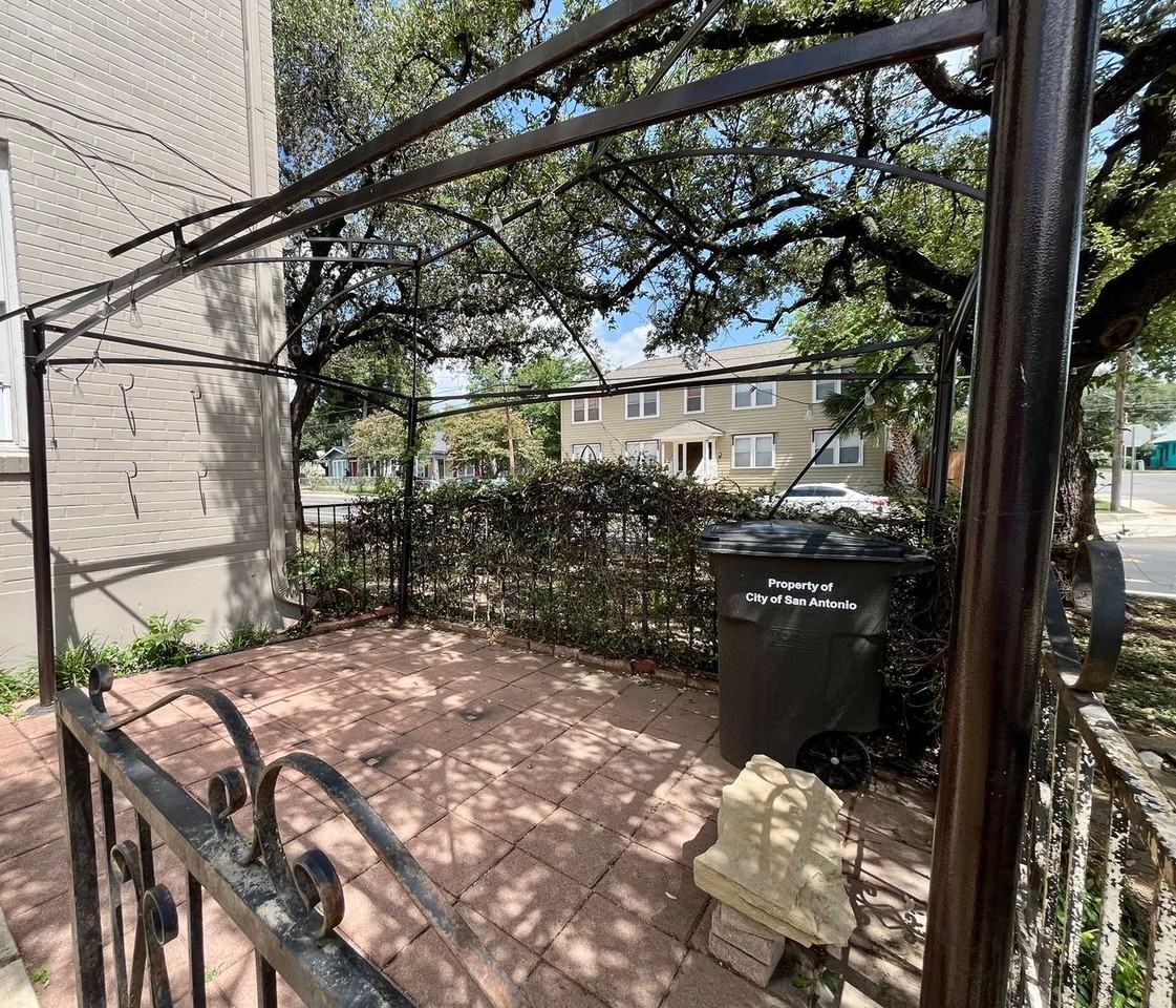 424 East Ashby Place - Photo 4 of 22