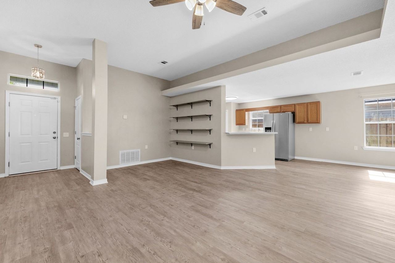 1477 Sturbridge Pl - Photo 3 of 34