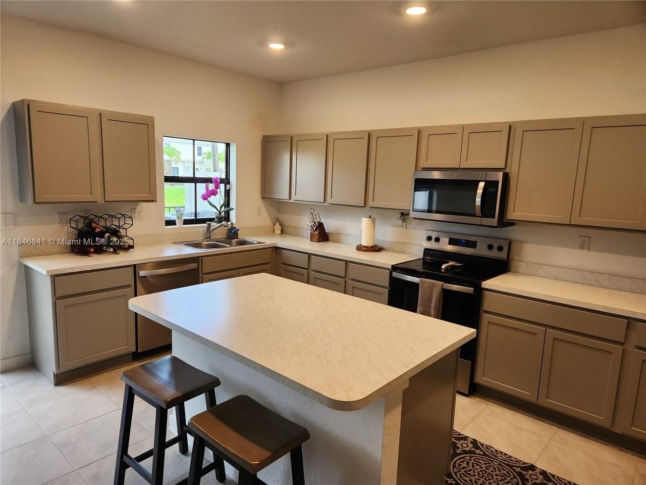 880 Nw 3rd Way #880 - Photo 4 of 34