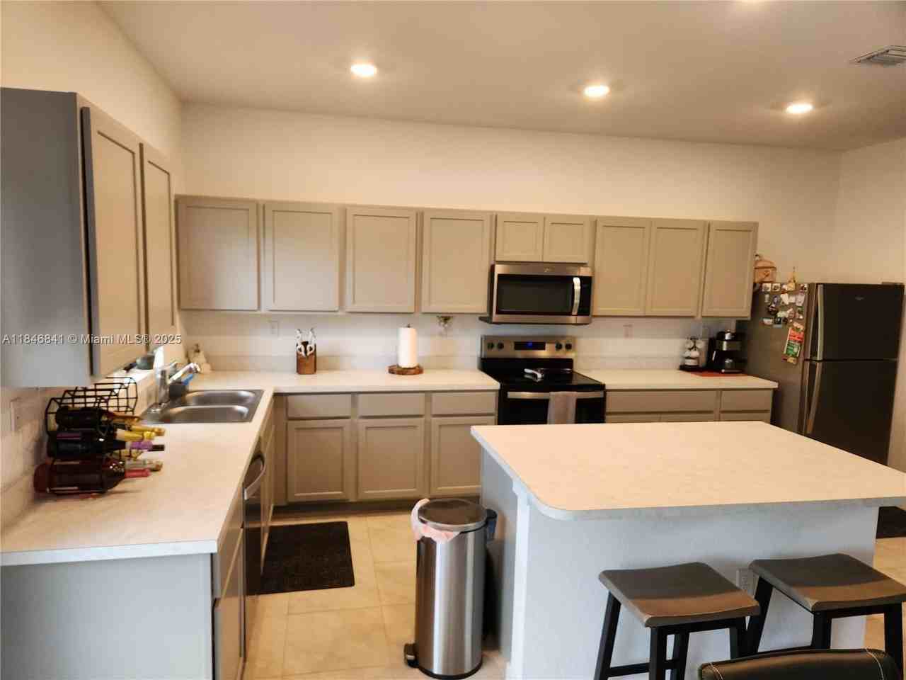 880 Nw 3rd Way #880 - Photo 3 of 34