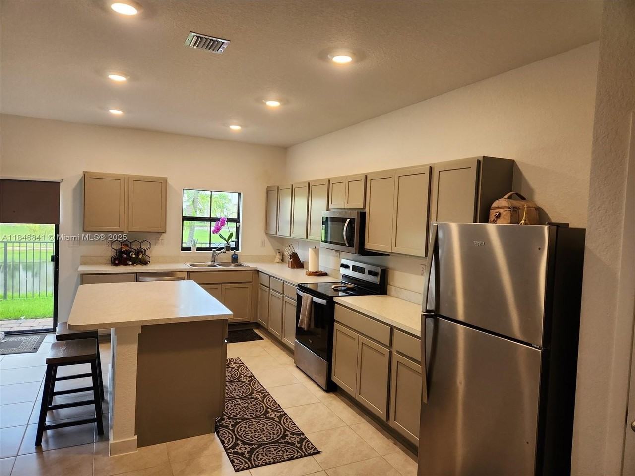 880 Nw 3rd Way #880 - Photo 5 of 34