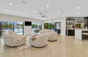 featured image of 319 S Riverside Dr