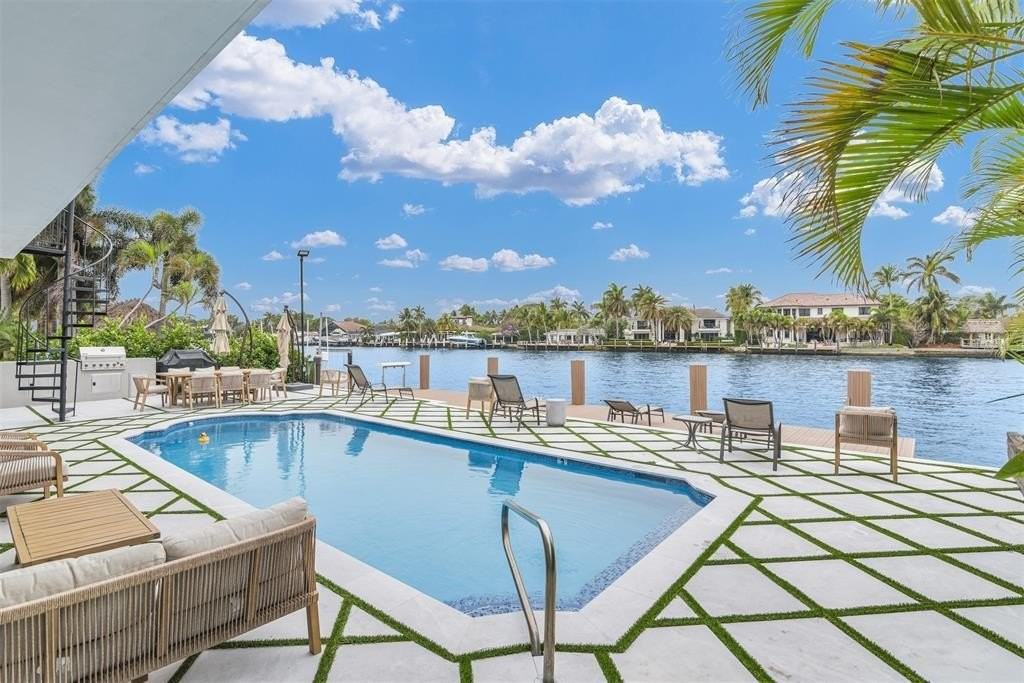 319 S Riverside Dr - Photo 4 of 50