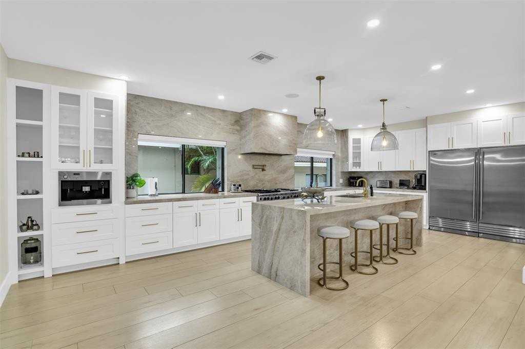 319 S Riverside Dr - Photo 5 of 50