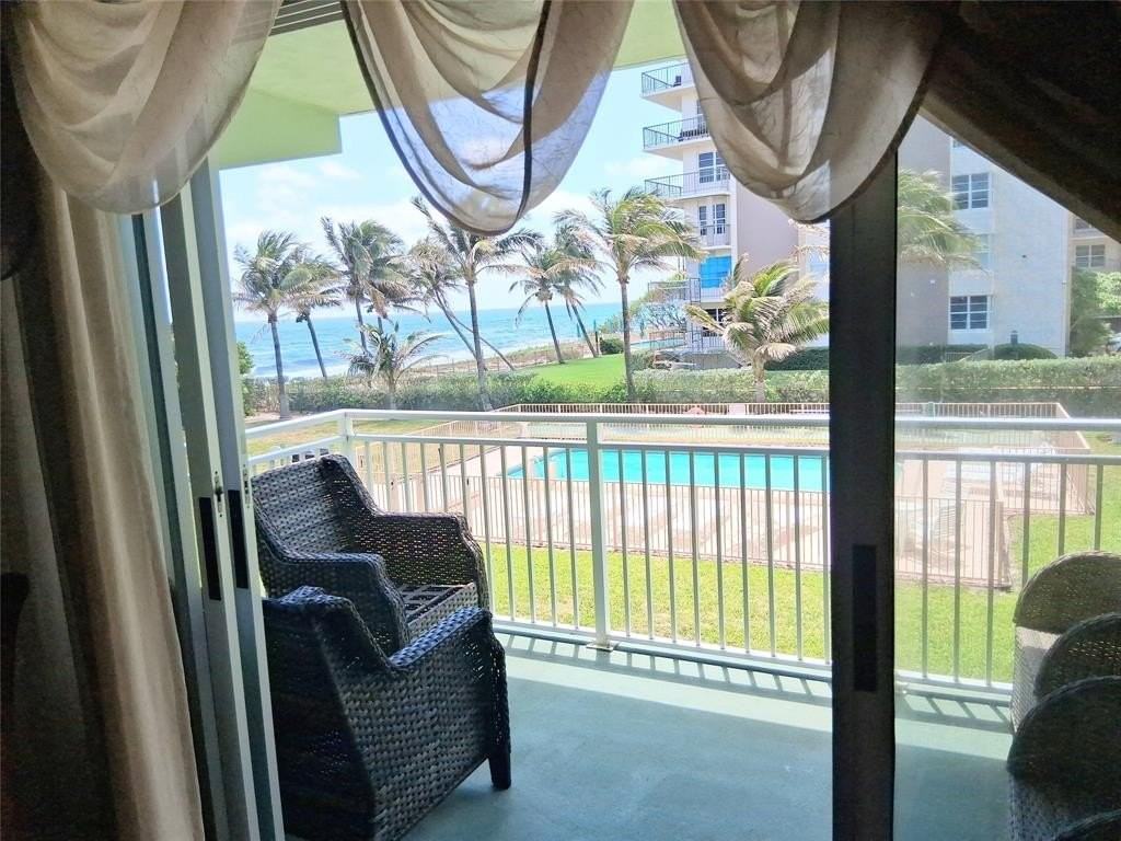 1035 Hillsboro Mile #25