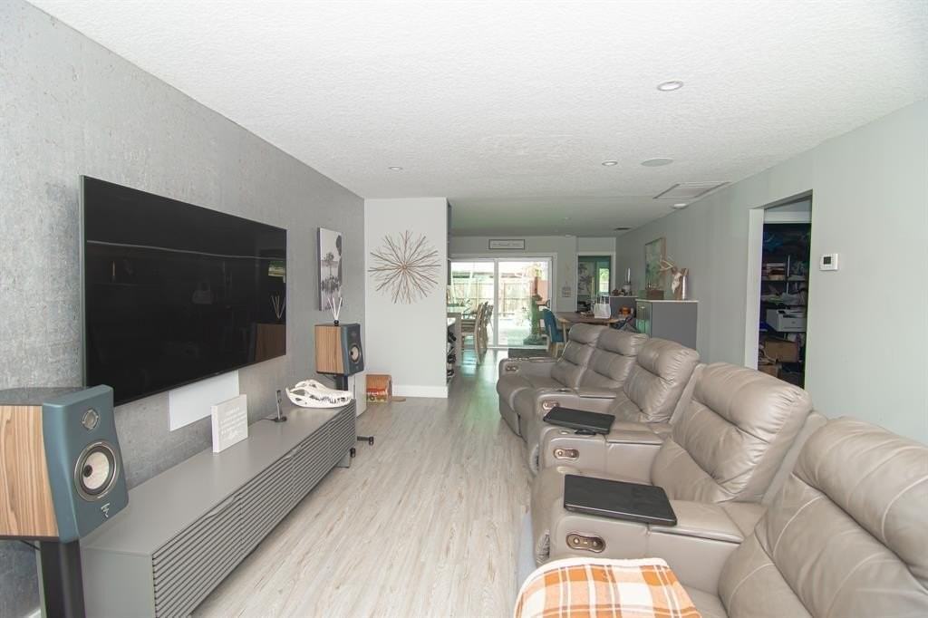 3251 Nw 65th St - Photo 6 of 35