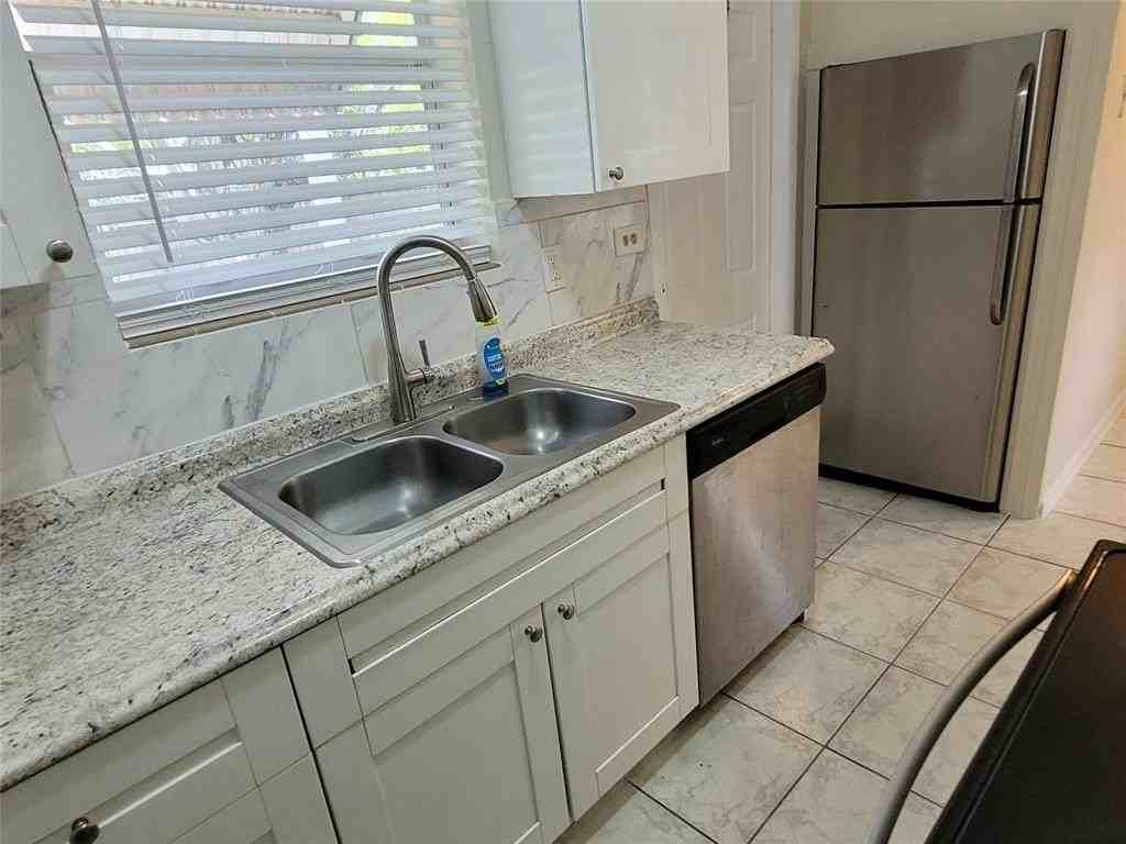 4870 Ne 16th Ave - Photo 2 of 16