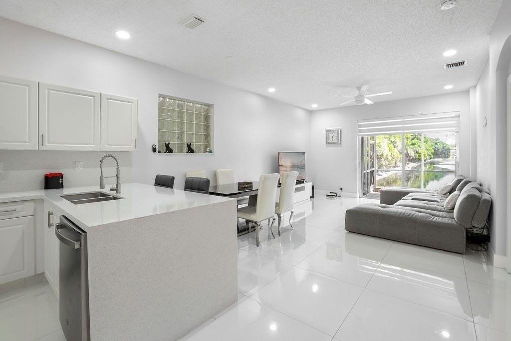 4812 Nw 19th St - Photo 4 of 27