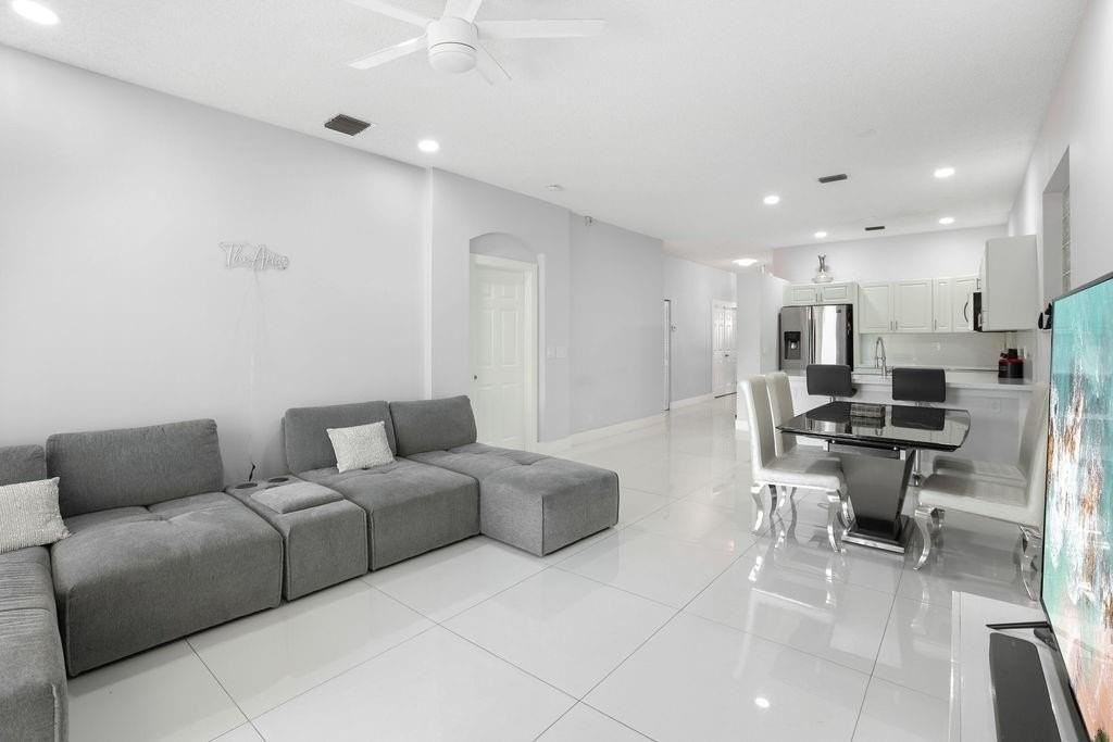 4812 Nw 19th St - Photo 5 of 27