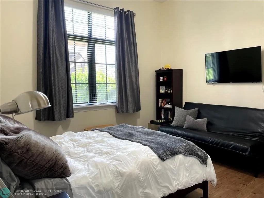 7136 Spyglass Avenue - Photo 6 of 22