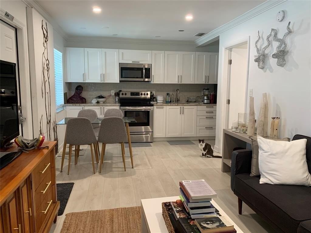 801 Sw 10th St #2 - Photo 3 of 33