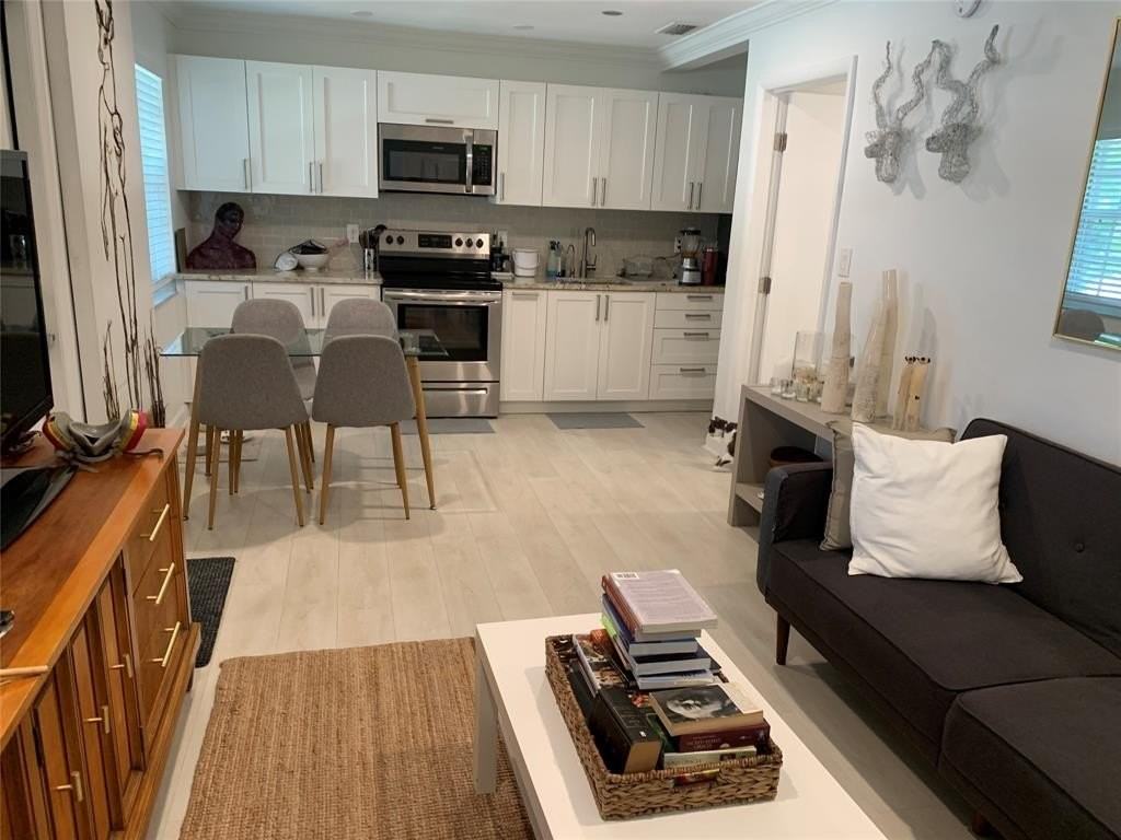 801 Sw 10th St #2 - Photo 5 of 33